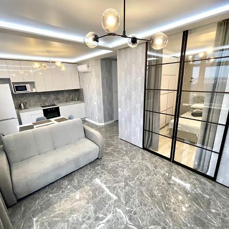 Сozy 704 Sunrise Apartments On The 22Nd Floor In The Center Odesa Exterior photo